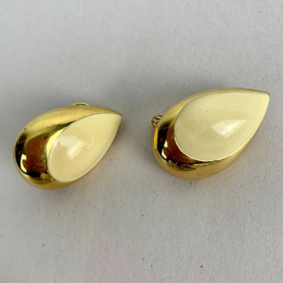 Set of 6 MONET Jewelry 4 Earrings, 1 Necklace In Gold & White Beads, 1 Brooch - Picture 5 of 13